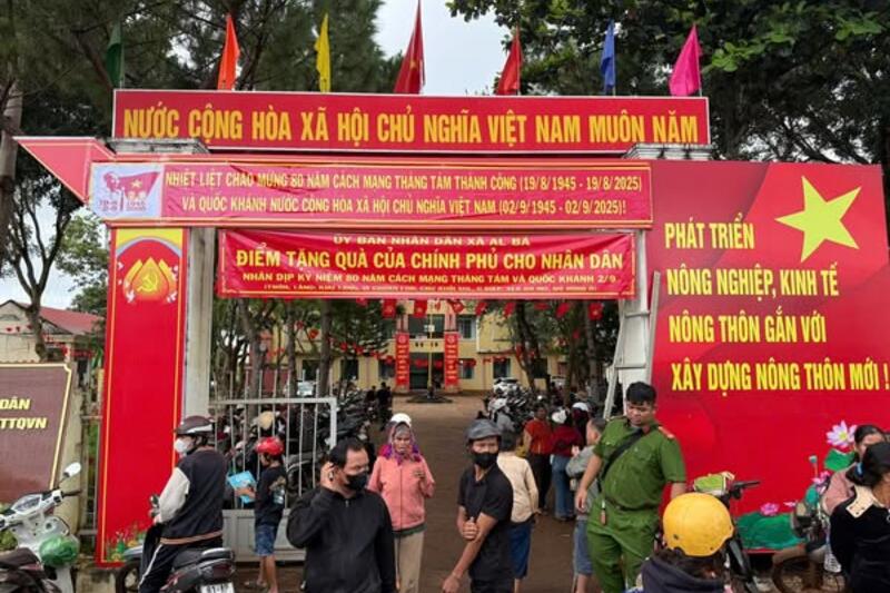 Xã Al Bá tổ chức phát quà nhân kỷ niệm 80 năm Cách mạng Tháng Tám & Quốc khánh 2/9