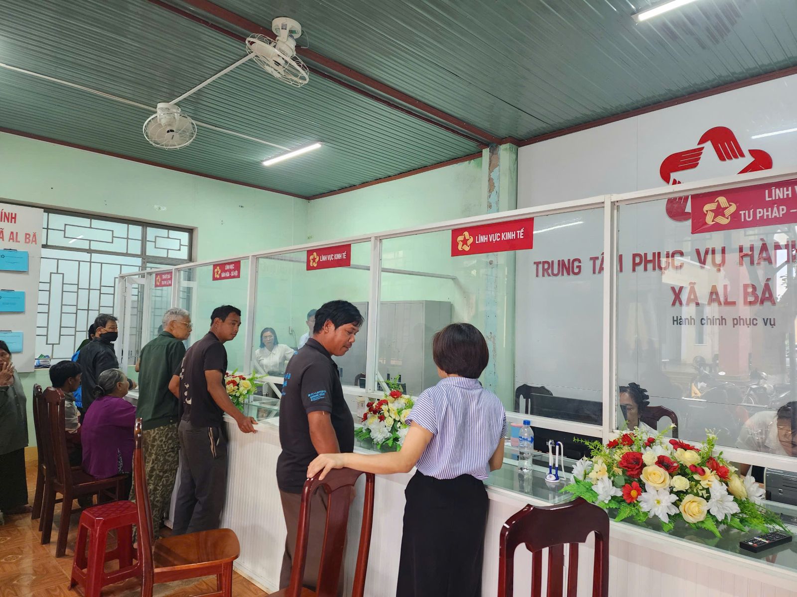 Các cán bộ tích cực hướng dẫn người dân thực hiện các TTHC thủ tục hành chính